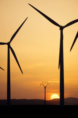 Elektrik üretimi için yel değirmenleri, Zaragoza Eyaleti, İspanya Aragon.