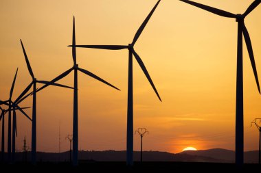 Elektrik üretimi için yel değirmenleri, Zaragoza Eyaleti, İspanya Aragon.