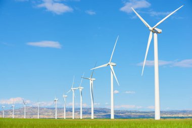 Elektrik üretimi için rüzgar türbinleri, Zaragoza ili, İspanya Aragon.