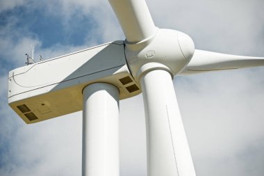 Elektrik üretimi için rüzgar türbini, Zaragoza ili, İspanya Aragon.