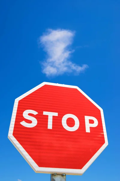 Stop Znak Ruchu Czystym Niebieskim Niebem — Zdjęcie stockowe