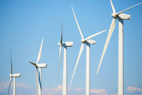 西班牙阿拉贡萨拉戈萨省发电用风力涡轮机 — 图库照片