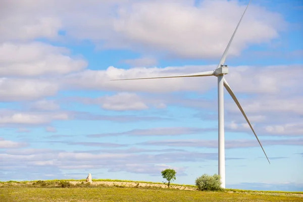 Tuuliturbiini Sähköntuotantoon Zaragozan Maakunta Aragon Espanja — kuvapankkivalokuva