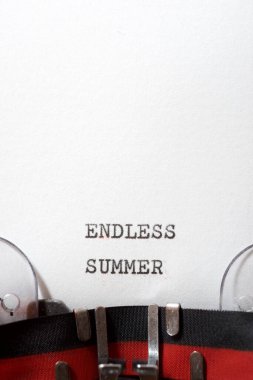 Daktiloyla yazılmış sonu gelmeyen yaz cümlesi.