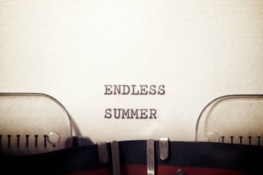 Daktiloyla yazılmış sonu gelmeyen yaz cümlesi.