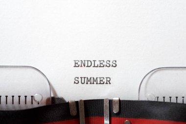 Daktiloyla yazılmış sonu gelmeyen yaz cümlesi.