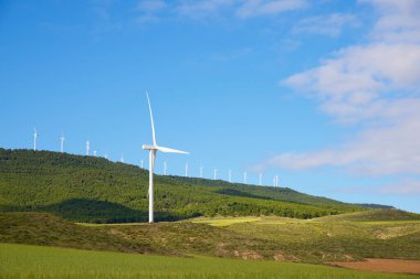 Elektrik üretimi için rüzgar türbinleri, Zaragoza ili, İspanya Aragon.