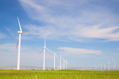 Elektrik üretimi için rüzgar türbinleri, Zaragoza ili, İspanya Aragon.