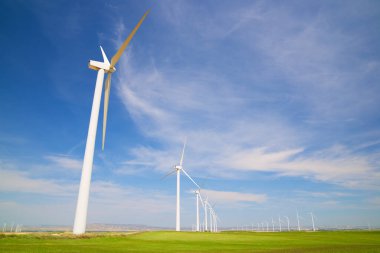 Elektrik üretimi için rüzgar türbinleri, Zaragoza ili, İspanya Aragon.