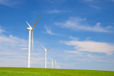 Elektrik üretimi için rüzgar türbinleri, Zaragoza ili, İspanya Aragon.