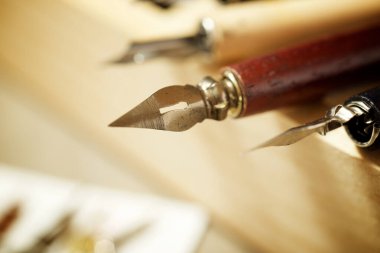 Kaligrafi için tahta bir kutuda kalem ucu..