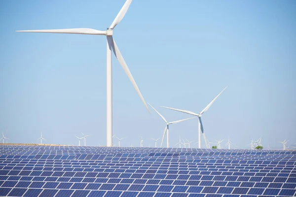 Viele Sonnenkollektoren Für Die Stromproduktion Und Windmühlen Der Provinz Zaragoza — Stockfoto