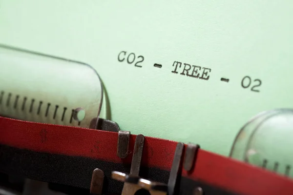 Drzewo Co2 Tekst Napisany Maszyną Pisania — Zdjęcie stockowe