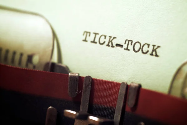Tick Tock Texto Escrito Com Uma Máquina Escrever — Fotografia de Stock