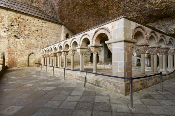 Chiostro romanico — Foto Stock