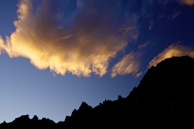 bulutlar ve gün batımında hill