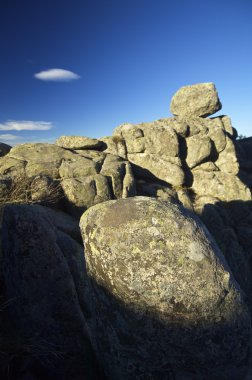 kaya oluşumu ve mavi gökyüzü