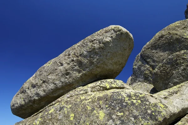 Rock σχηματισμό και μπλε ουρανό — Φωτογραφία Αρχείου