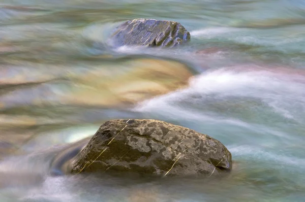 Dva kameny v řece — Stock fotografie