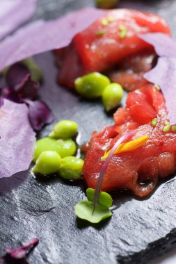 Kırmızı ton balıklı sashimi