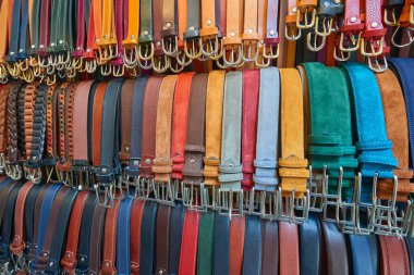 İtalya 'da, Floransa, İtalya' da bir sokak pazarında satılmak üzere üretilen bir grup erkek deri kemerini kapatın..