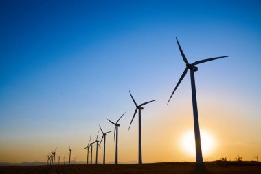 Yenilenebilir elektrik üretimi için yel değirmenleri ve Sapin 'de açık gökyüzü