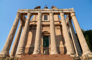 Antoninus ve Faustina Tapınağı 'nın Roma Forumu, İtalya.