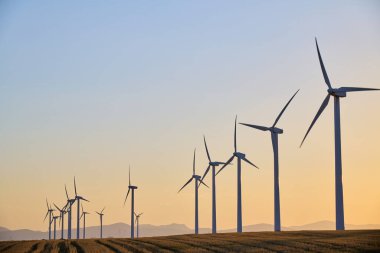 Yenilenebilir elektrik üretimi için yel değirmenleri ve Sapin 'de açık gökyüzü