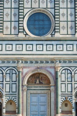 İtalya, Floransa 'daki Saint Mary Novella Bazilikası' nın dış görünüşü.