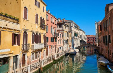 İtalya 'nın Venedik şehrinde dar bir kanalda Gondol..