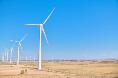 Yenilenebilir elektrik üretimi için yel değirmenleri ve Sapin 'de açık gökyüzü