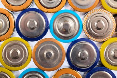 Geri dönüşüm işlemi için kullanılan büyük bir pil grubunu kapat