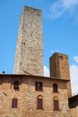Kule ve İtalya 'nın Toskana kentindeki San Gimignano' daki tarihi binalar..