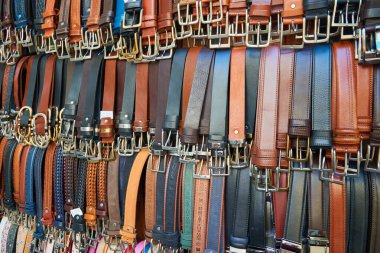 Florence, İtalya - 16 Ağustos 2025: İtalyan erkek deri kemerleri, bir sokak pazarında satılıyor
