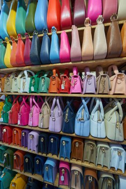 İtalya 'da, Floransa, İtalya' da bir sokak pazarında satılık kadın deri çantalarından oluşan bir grubu kapatın..