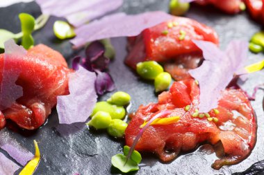 Kırmızı ton balıklı sashimi