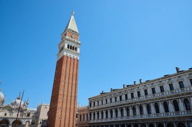 Campanile olarak bilinen kırmızı tuğla kule manzaralı, Venedik, İtalya 'daki St. Mark Meydanı.