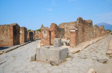 İtalya 'nın Pompeii şehrinin harabelerinde bir cadde manzarası