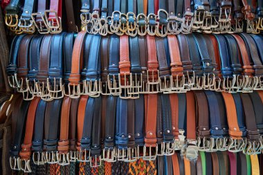 İtalya 'da, Floransa, İtalya' da bir sokak pazarında satılmak üzere üretilen bir grup erkek deri kemerini kapatın..