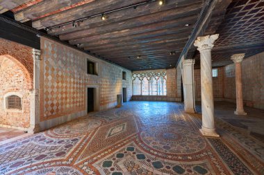 Venedik, İtalya - 10 Ağustos 2025: Geç dönem gotik Ca d 'Oro sarayının iç görünümü