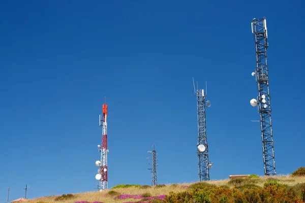 Torres de telecomunicações vista — Fotografia de Stock