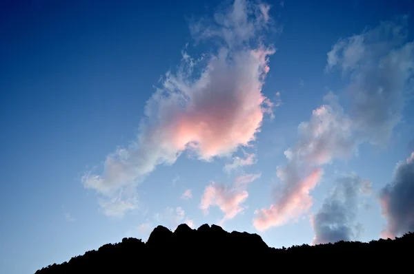 Bulutlar ve gün batımında hill — Stok fotoğraf
