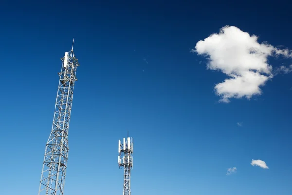 Torres de telecomunicações vista — Fotografia de Stock