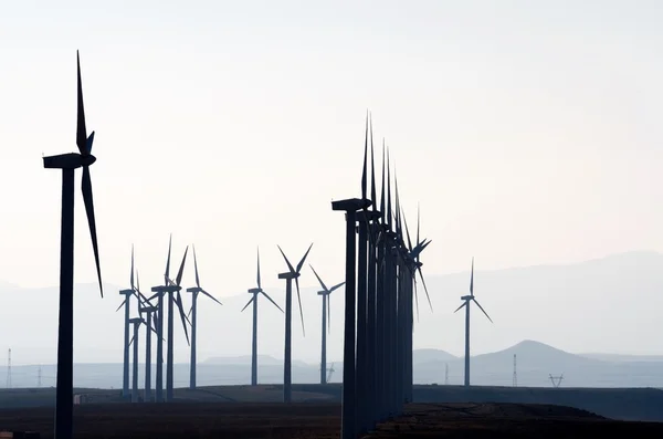 Yel değirmenleri yenilenebilir enerji üretimi için — Stok fotoğraf