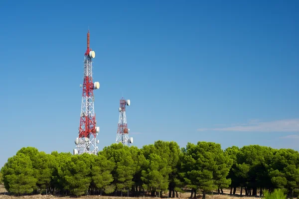 Torres de telecomunicações vista — Fotografia de Stock