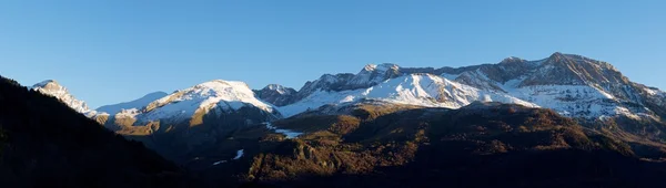 Snöiga toppar i Pyrenéerna — Stockfoto