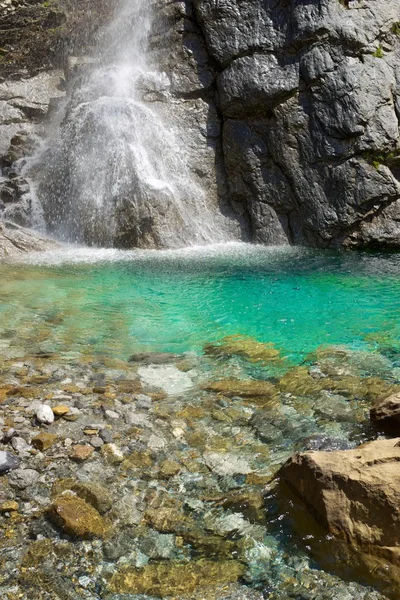 Waterval in de Pyreneeën — Stockfoto