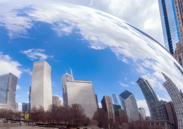 Panoramę miasta, odzwierciedlając w Chicago Bean — Zdjęcie stockowe