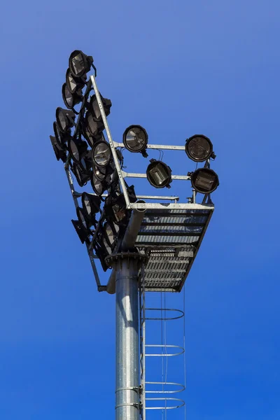 Stadion lichten tegen blauwe hemel — Stockfoto