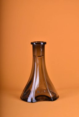 Turuncu arka planda siyah cam mataralar